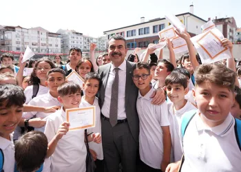Yusuf Tekin öğrencilere karne dağıttı