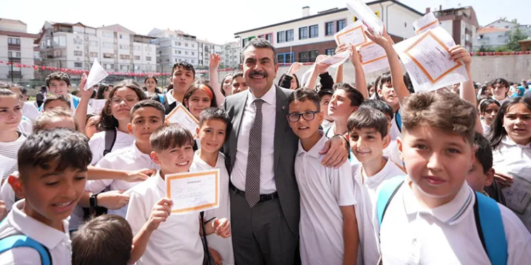 Yusuf Tekin öğrencilere karne dağıttı