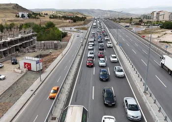 Tatilciler yollara akın etti