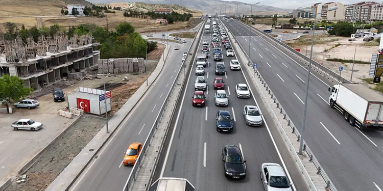 Tatilciler yollara akın etti