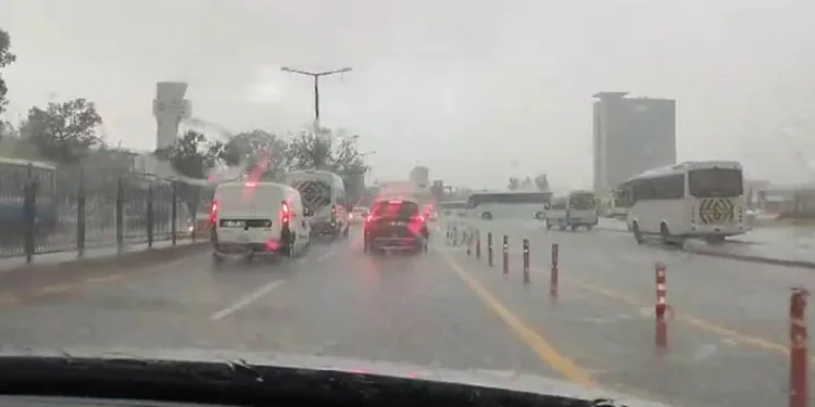 Ankara’nın birçok bölgesinde etkili sağanak yağmur ve dolu başladı