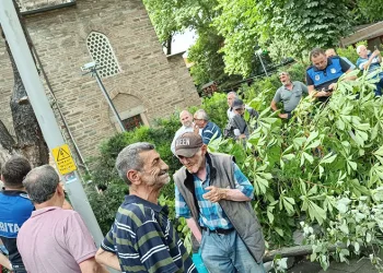 Bursa’da bayram alışverişi yapanların üzerine ağaç devrildi