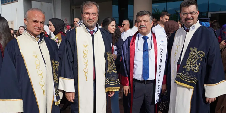 60 yaşında üniversiteyi birincilikle bitirdi