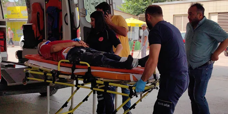 Bursa’da kafasına demir parçası düşen işçi hastanelik oldu