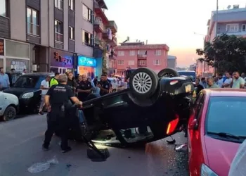 Bursa’da kontrolden çıkan araç park halindeki otomobile çarptı