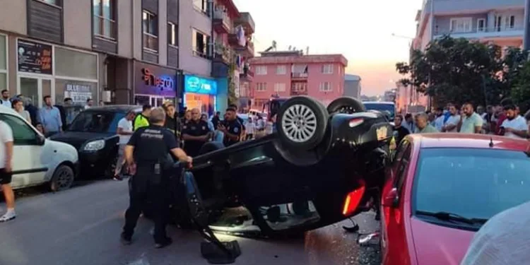 Bursa’da kontrolden çıkan araç park halindeki otomobile çarptı