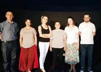 Son oyunlarını sahneleyip mezun oldular