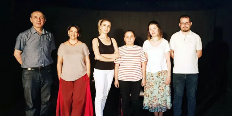 Son oyunlarını sahneleyip mezun oldular
