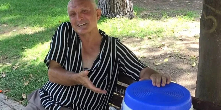 Adana sıcağı vatandaşı termosla gezdirdi