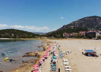 Eğirdir Gölü Akdeniz sahillerini aratmadı