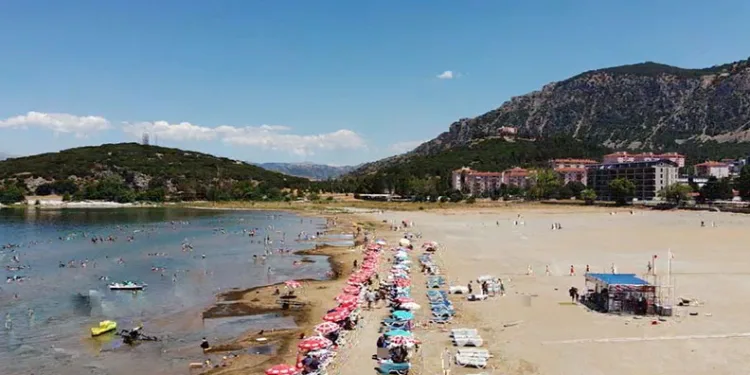 Eğirdir Gölü Akdeniz sahillerini aratmadı
