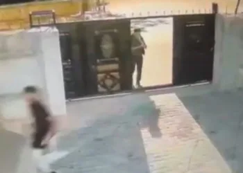 Husumetlilerinin evini basıp bıçaklayarak kaçtılar