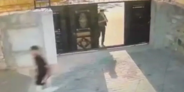 Husumetlilerinin evini basıp bıçaklayarak kaçtılar