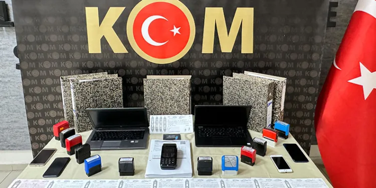 İzmir’de naylon fatura ve vergi kaçakçılığı operasyonu