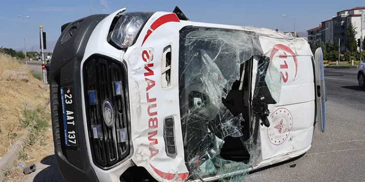 Elazığ’da ambulans takla attı: 5 yaralı
