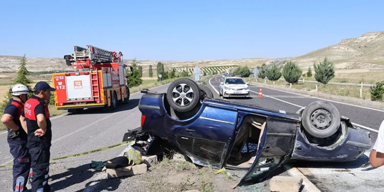 Refüje çarpan otomobil takla attı: 5 yaralı