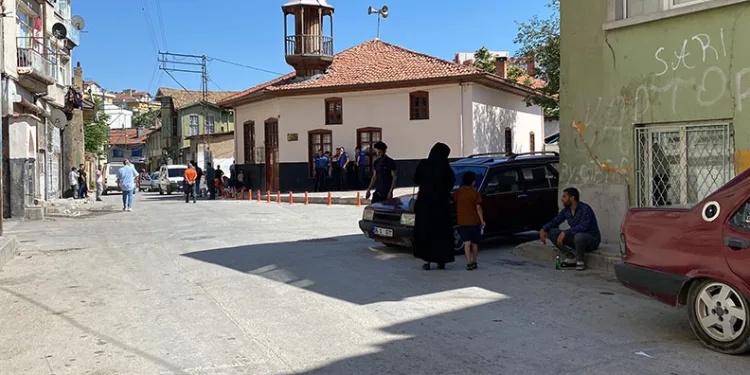 Üvey oğlunun tartıştığı çocuğu, bıçaklayarak öldürdü