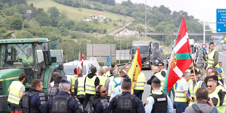 Fransız ve İspanyol çiftçiler Fransa-İspanya sınırını kapattı