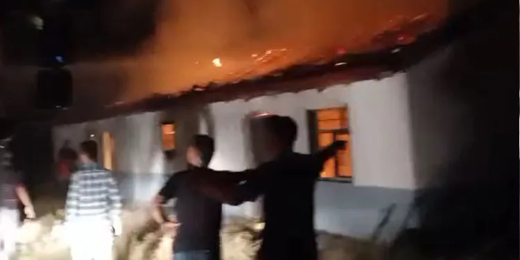 Yıldırım düşen besihanede yangın
