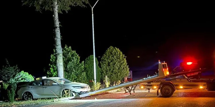Otomobilin refüje girdiği kazada 4 kişi yaralandı
