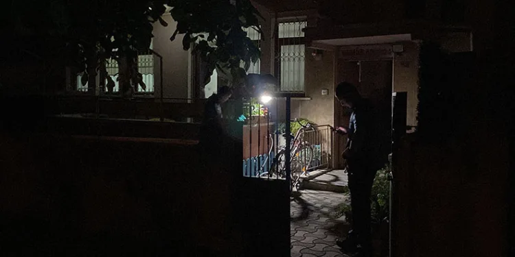 Evinin balkonundaki kadını vuran kocası çıktı