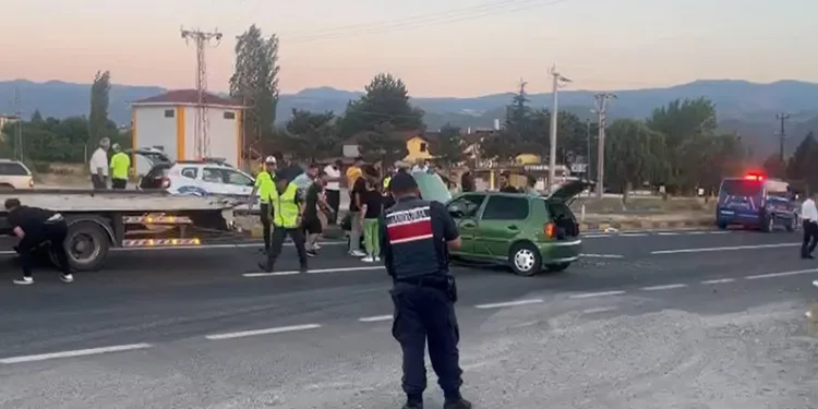 Kontrolden çıkan otomobil orta refüje çarptı: 3 yaralı