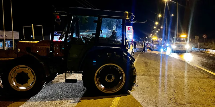 Ağrı’da otomobil ile traktör çarpıştı: 7 yaralı