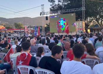 Bursa’da milli maçlar için dev ekranlar kuruldu
