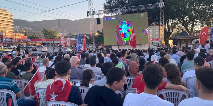 Bursa’da milli maçlar için dev ekranlar kuruldu