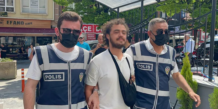 Camilere girerek Kur’an-ı Kerim yırtan şüpheli adliyeye sevk edildi