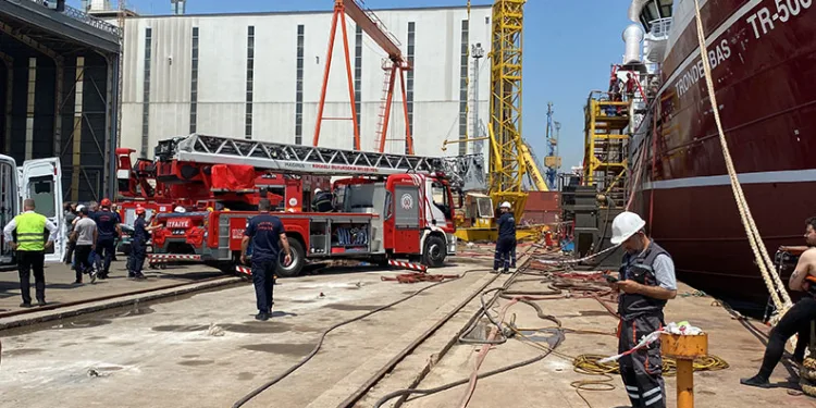 Gemide yangın çıktı, 4 işçi dumandan etkilendi
