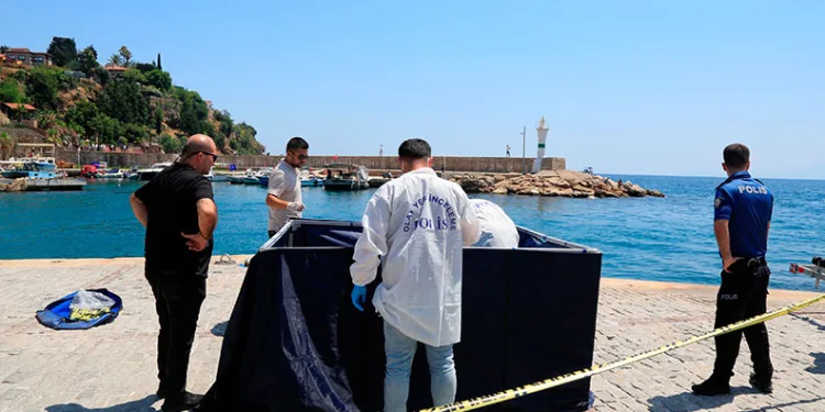 Antalya’da kayalıklarda kimliği belirsiz ceset bulundu