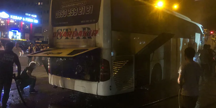 Batman’da yolcu otobüsü yandı