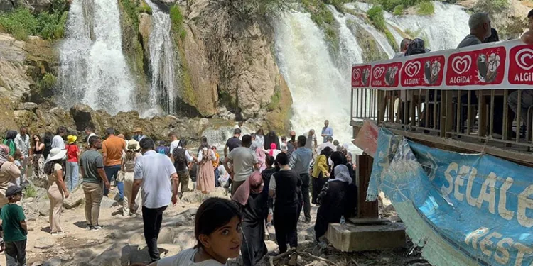 Muradiye Şelalesi’ne turist akını