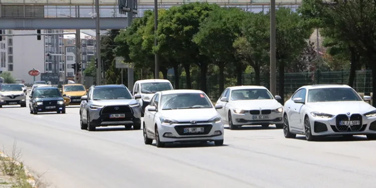 Tatilcilerin dönüş yolunda trafik yoğunluğu başladı
