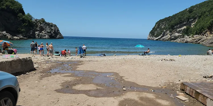 Denizde boğulma tehlikesi geçiren 10 yaşındaki kız çocuğu ekipleri harekete geçirdi