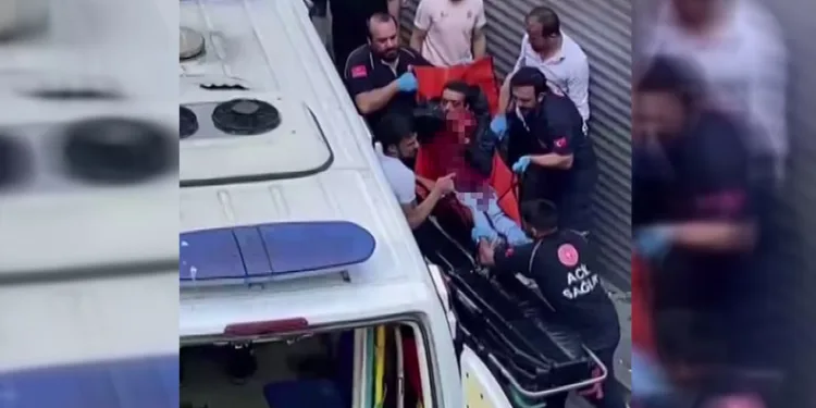 Ev arkadaşını boğazından bıçaklayarak yaraladı