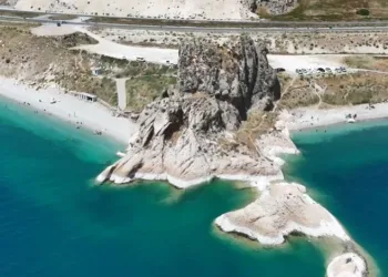 Van Gölü’nün masmavi suları ziyaretçilerini ağırlıyor