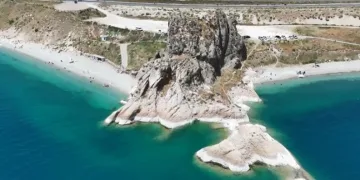 Van Gölü’nün masmavi suları ziyaretçilerini ağırlıyor