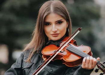Kastamonu’yu enstrümanıyla tanıtıyor