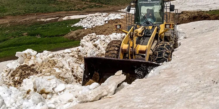 Van’da haziran ayında karla mücadele