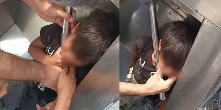 Tramvay durağında bir çocuğun başı turnikeye sıkıştı