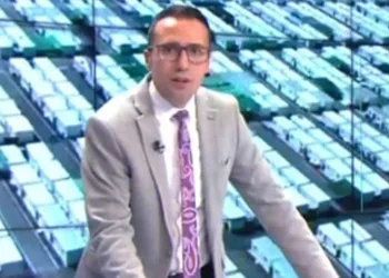 Canlı yayında depreme yakalandı