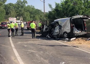 İşçi servisi ile panelvan araç çarpıştı: 2 ölü, 10 yaralı
