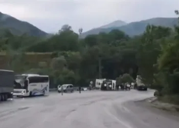 Yolcu otobüsü tırla çarpıştı: 2 ölü 30 yaralı