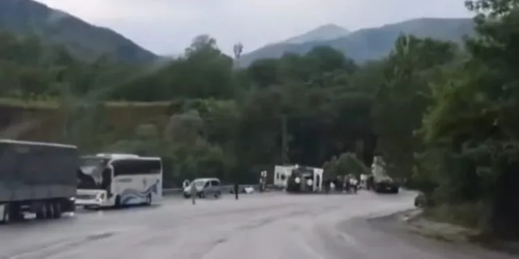 Yolcu otobüsü tırla çarpıştı: 2 ölü 30 yaralı
