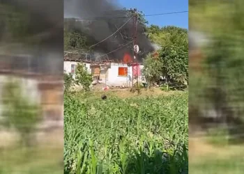 Bursa'nın Mudanya ilçesinde tek katlı ev elektrik kontağından çıktığı öne sürülen yangın sonucu kullanılamaz hale geldi. İtfaiye ekiplerinin müdahalesiyle yangın söndürülürken, olayla ilgili tahkilkat başlatıldı.