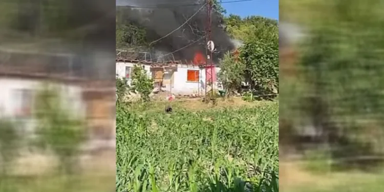 Bursa'nın Mudanya ilçesinde tek katlı ev elektrik kontağından çıktığı öne sürülen yangın sonucu kullanılamaz hale geldi. İtfaiye ekiplerinin müdahalesiyle yangın söndürülürken, olayla ilgili tahkilkat başlatıldı.