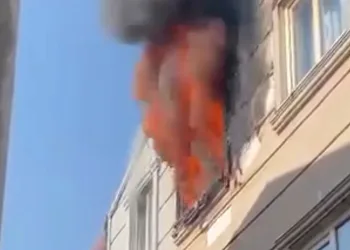 Bursa’da ev alev alev yandı, bina tahliye edildi