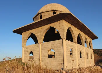 Türbenin içinden başka mezarlar çıktı